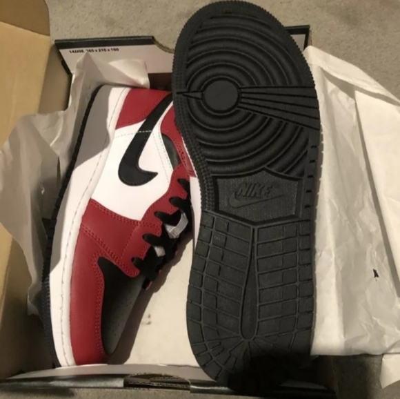 Jordan 1 Mid Chicago Black Toe - Picture 2 of 3